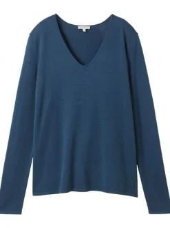 Pull marine uni avec une coupe droite un col en V et des manches longues