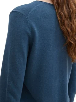 Pull marine uni avec une coupe droite un col en V et des manches longues