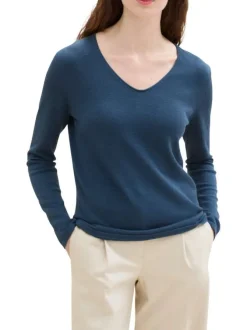 Pull marine uni avec une coupe droite un col en V et des manches longues