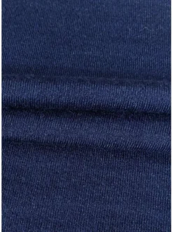 Pull marine uni avec une coupe droite un col rond et des manches longues