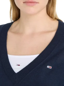Pull marine uni coupe droite avec un col v et des manches longues