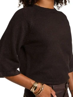 Pull marron coupe ample manches 3/4 pourvu d'un col rond
