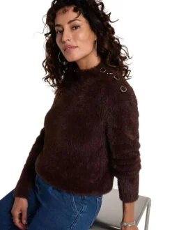 Pull marron en fausse fourrure avec un col rond et des manches longues