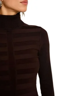 Pull marron pourvu d'un col roulé côtelé et de manches longues