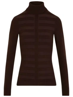 Pull marron pourvu d'un col roulé côtelé et de manches longues