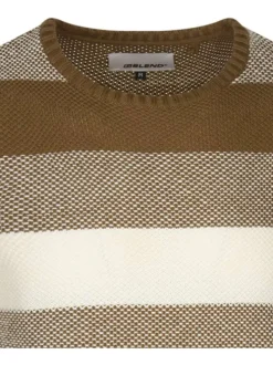 Pull marron rayé avec une coupe droite col rond et à manches longues