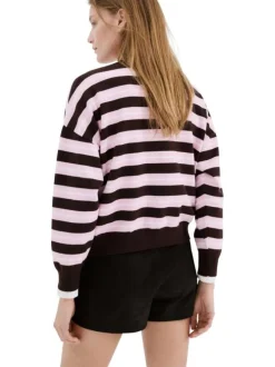 Pull marron à rayures roses avec une coupe droite et un col rond