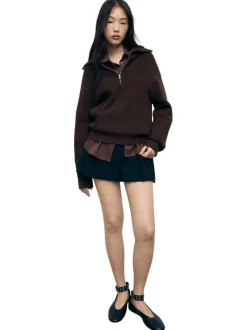 Pull marron uni en maille avec un col camionneur à revers et une coupe droite