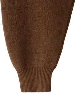 Pull marron uni en maille avec une coupe ample et des manches longues