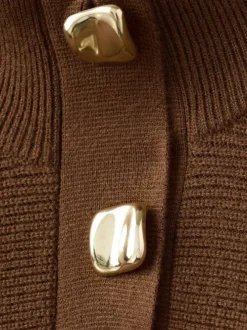 Pull marron uni en maille avec une coupe ample et des manches longues
