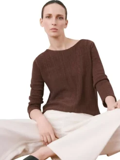 Pull marron uni pourvu d'une coupe droite et de manches longues