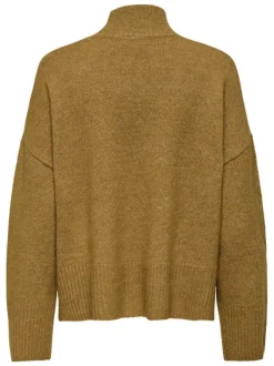Pull moutarde uni avec une coupe droite à col montant et des manches longues