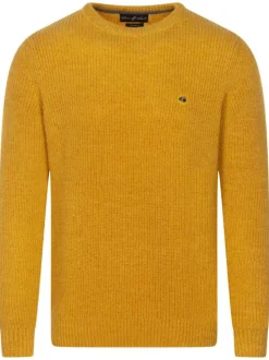 Pull moutarde uni avec une coupe droite, des manches longues et un col rond