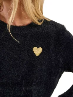 Pull noir avec coeur doré brodé avec une coupe droite et un col rond