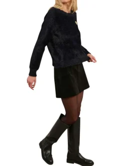 Pull noir avec coeur doré brodé avec une coupe droite et un col rond