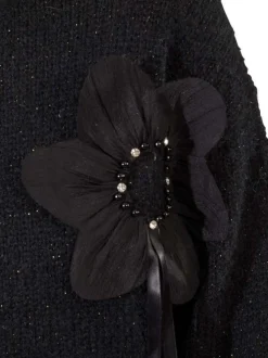 Pull noir avec des grosses fleurs à coupe droite et à col rond