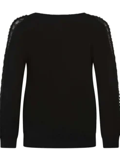 Pull noir avec détails en dentelle une coupe droite et un col v