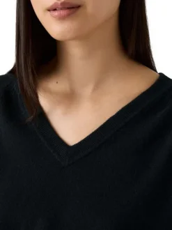 Pull noir avec un col v côtelé et des manches longues