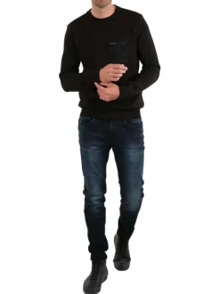 Pull noir avec une coupe droite un col rond et une poche zippée à la poitrine