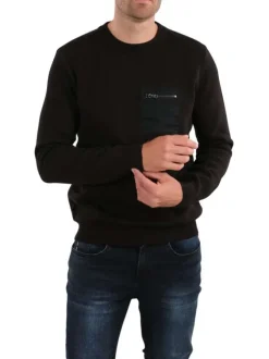 Pull noir avec une coupe droite un col rond et une poche zippée à la poitrine