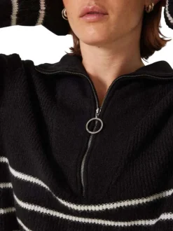 Pull noir côtelé et rayé avec une coupe droite et un col montant et zippé