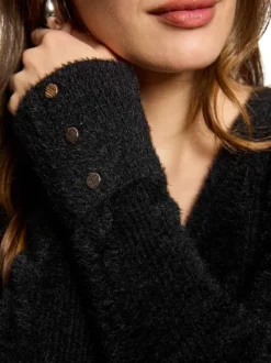 Pull noir effet duveteux pourvu d'un col v et de manches longues