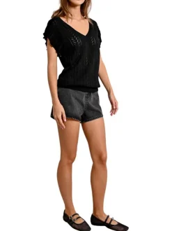 Pull noir en maille ajourée avec une coupe droite et un col v