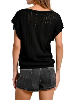Pull noir en maille ajourée avec une coupe droite et un col v
