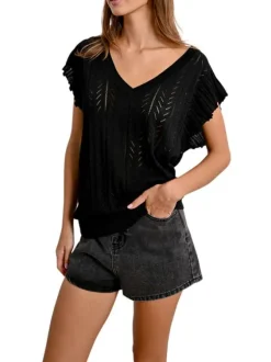 Pull noir en maille ajourée avec une coupe droite et un col v