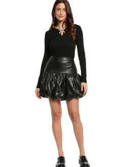 Pull noir en maille ajourée pourvu d'un col rond et de manches longues