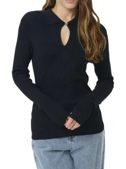 Pull noir en maille côtelée avec une coupe ajustée et un col à revers