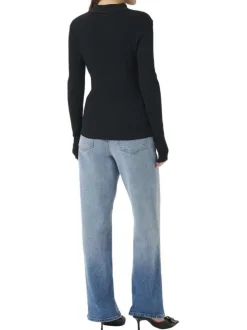 Pull noir en maille côtelée avec une coupe ajustée et un col à revers