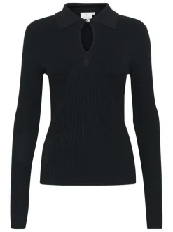 Pull noir en maille côtelée avec une coupe ajustée et un col à revers