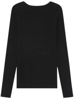Pull noir en maille côtelée avec une coupe ajustée et un col v profond