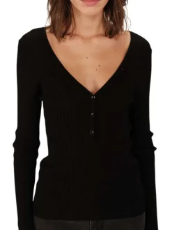 Pull noir en maille côtelée avec une coupe ajustée et un col v profond
