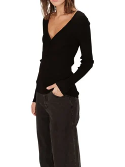 Pull noir en maille côtelée avec une coupe ajustée et un col v profond