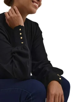 Pull noir en maille fine avec une coupe ajustée et un col rond