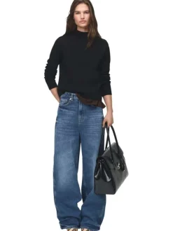 Pull noir en maille fine avec une coupe droite et un col montant