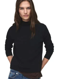 Pull noir en maille fine avec une coupe droite et un col montant
