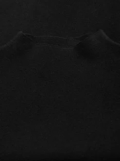 Pull noir en maille fine avec une coupe droite et un col montant