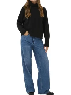 Pull noir en maille fine avec une coupe droite et un col roulé
