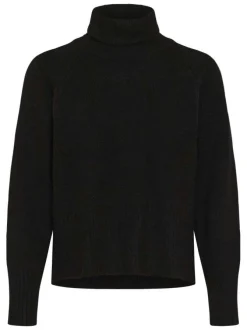 Pull noir en maille fine avec une coupe droite et un col roulé
