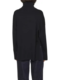 Pull noir en maille tricotée pourvu d'un col roulé et de manches longues