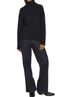 Pull noir en maille tricotée pourvu d'un col roulé et de manches longues