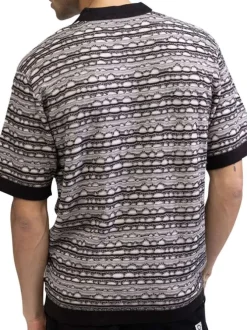 Pull noir et écru en maille tricotée pourvu d'un col rond et à manches courtes