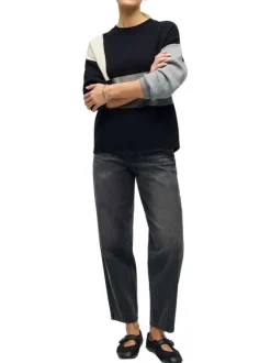 Pull noir et gris en maille fine avec une coupe droite et un col rond
