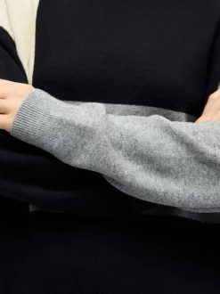 Pull noir et gris en maille fine avec une coupe droite et un col rond