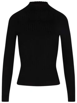 Pull noir pourvu d'un col montant et de manches longues