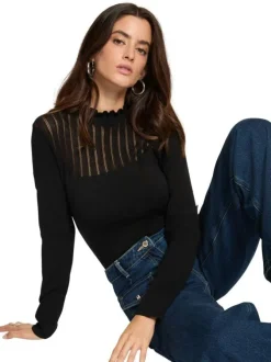 Pull noir pourvu d'un col rond festonné et de manches longues