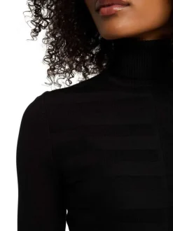 Pull noir pourvu d'un col roulé côtelé et de manches longues